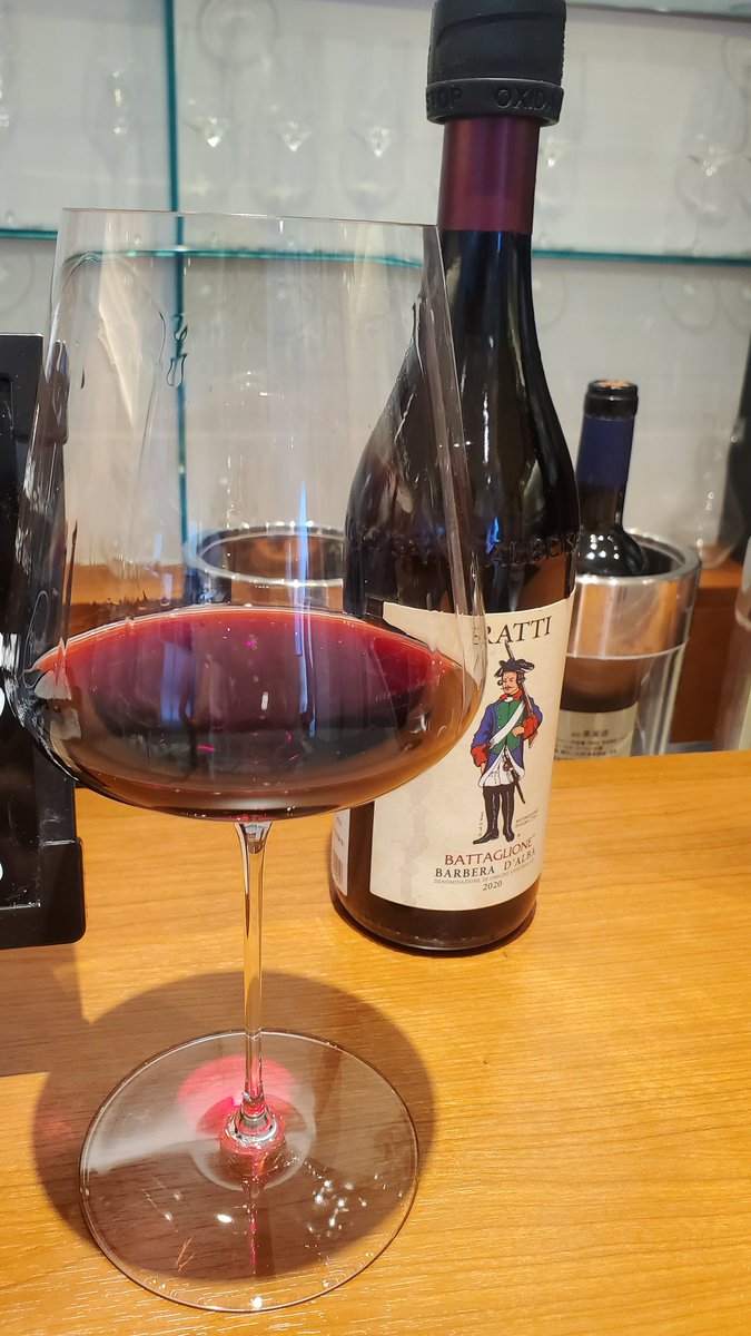 Mami_a08's tweet photo. 昨日は帰宅する前にちょい飲み。スタッフさんおすすめの赤ワイン!!白ワインも飲んじゃいました。 https://t.co/MChN895vXj