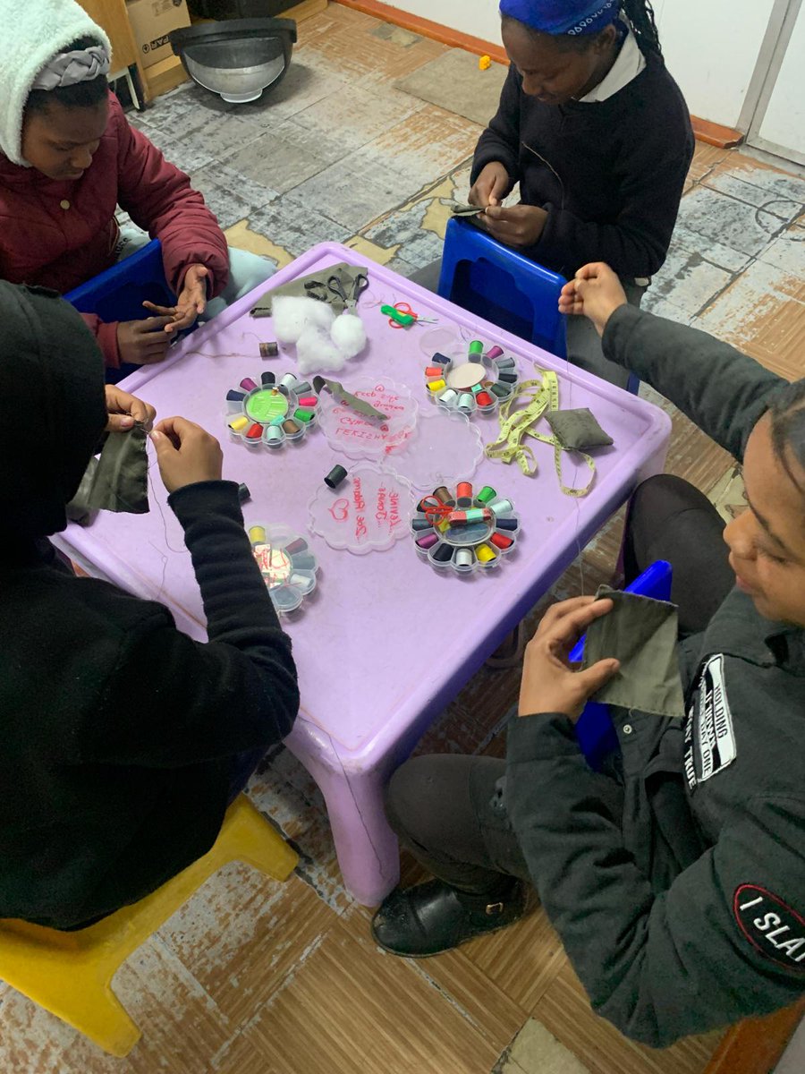 RainbowsMeet's tweet photo. We are thrilled to share with you an incredible experience we had last Friday! 💕🤝💫Our young teenage women had the opportunity to participate in an exciting sewing workshop. 🧵👗

#SewingForEmpowerment #CommittedAssociation #SewingWorkshop #Empowerment #TogetherForABetterWorld https://t.co/5P3AkNBPuE