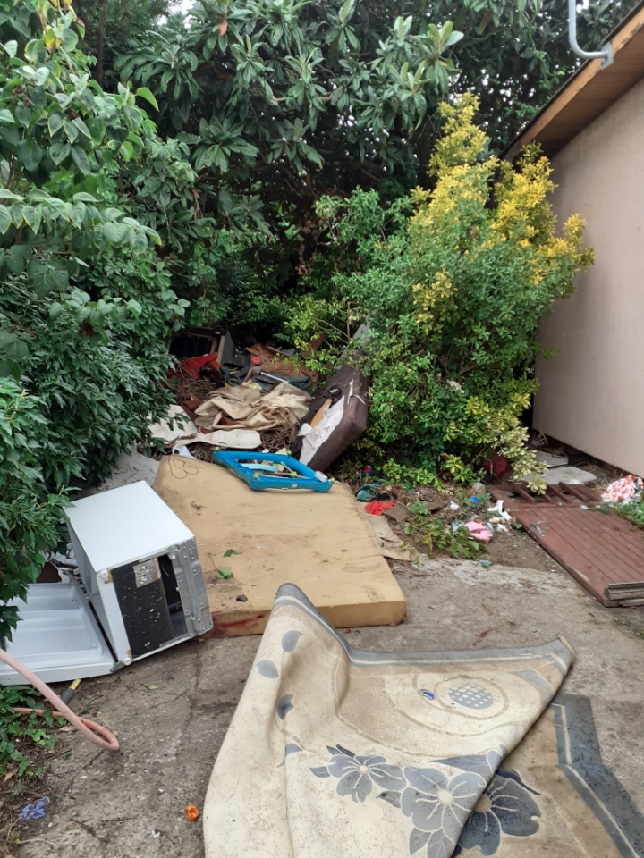 prefetrhone's tweet photo. Suite à une décision de justice, la Préfecture a mis fin à l’occupation illicite des chalets situés dans les jardins ouvriers de la Cité Marhaba (#VaulxenVelin), faisant l’objet d’un projet de renouvellement urbain porté par la Métropole de Lyon. https://t.co/yuEU9czMuc