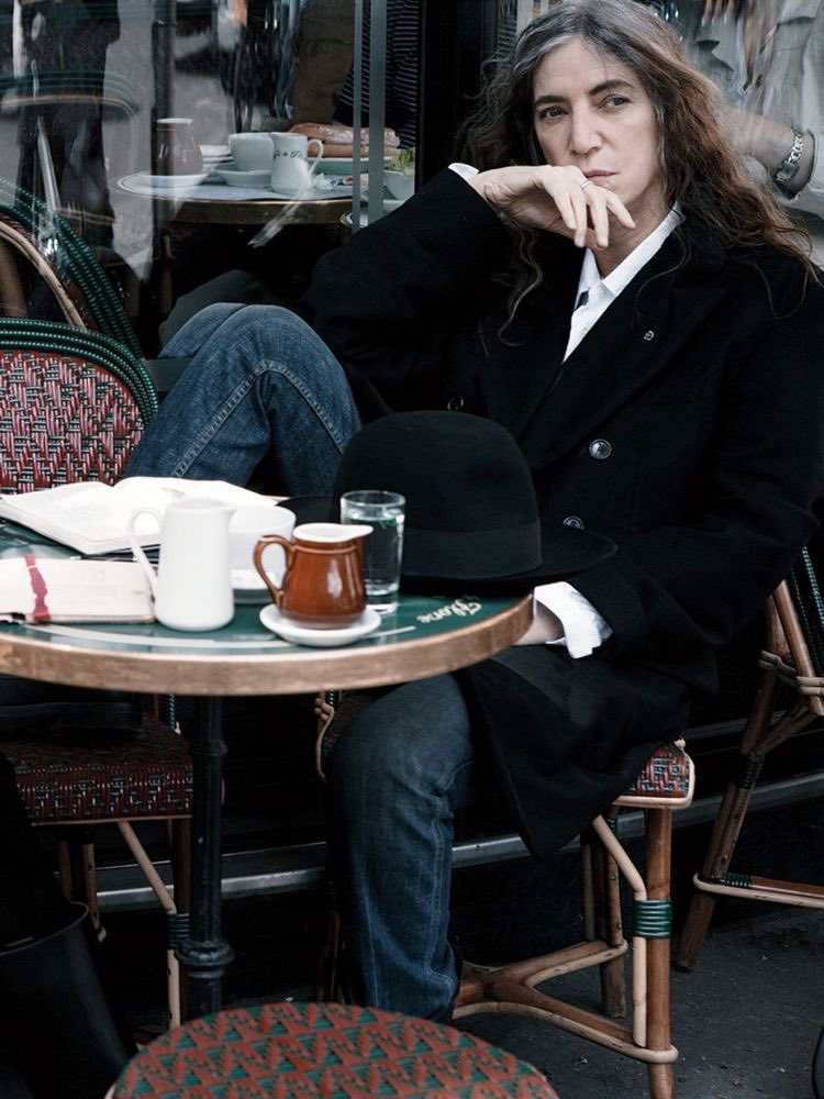 GabiMartinArte's tweet photo. Patti Smith fotografiada por Annie Leibovitz en el Café de Flore es un estado de ánimo. 2011. https://t.co/xRqqJTRM8i