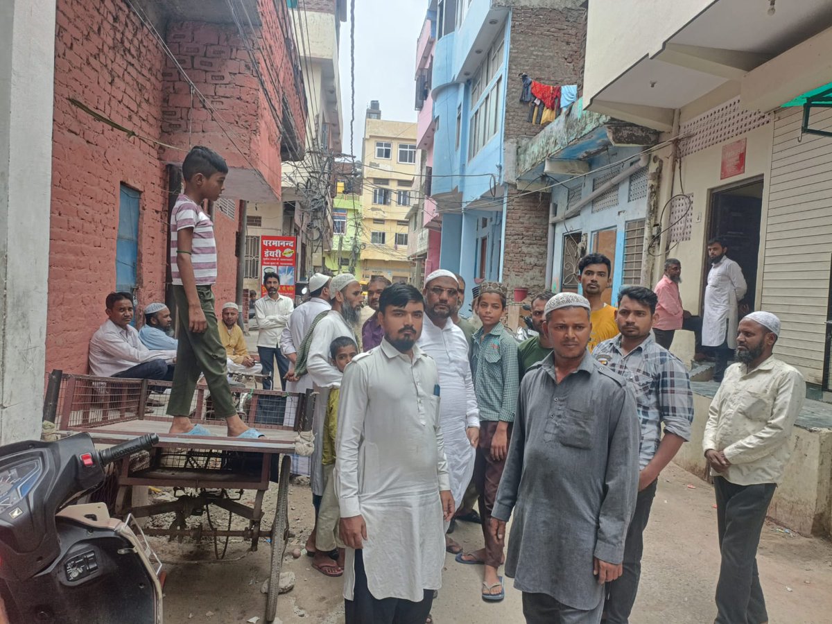 ZakirAliTyagi's tweet photo. "असगर शेख़ इकलौता कमाने वाला था जो कि नफ़रत की भेंट चढ़ गया,उसके छोटे छोटे 5 बच्चे है,जैसा अब हुआ है ऐसा पहले कभी नही हुआ क्योंकि मेरे भाई को बहुत बेरहमी से मारा गया है" ,मेरे सहयोगी @NazimHasanRJ से असगर के परिजन

असगर बिहार कर मधुबनी का रहने वाला था जो कि अपनी बीवी और छोटे मासूमों के साथ जयपुर में रहता था,काम की तलाश में मुंबई गया था लेकिन चेतन चौधरी नामक आतंकवादी ने तीन अन्य बेगुनाहों के साथ उनकी भी गोली मारकर हत्या कर दी!