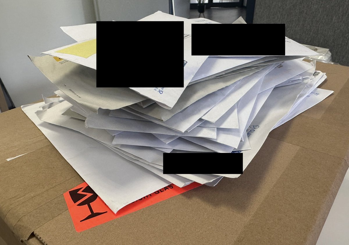 Schön: Viel Post zu bekommen.

Schade: Nichts davon ist für uns. 

Der Briefträger hatte es vermutlich eilig - und Briefe für zig Empfänger bei uns eingeworfen. Als Absender mit dabei: Bundesamt für Justiz, Stadtwerke, Telefonanbieter. Ab morgen neuer Kanal: MrPost2go.