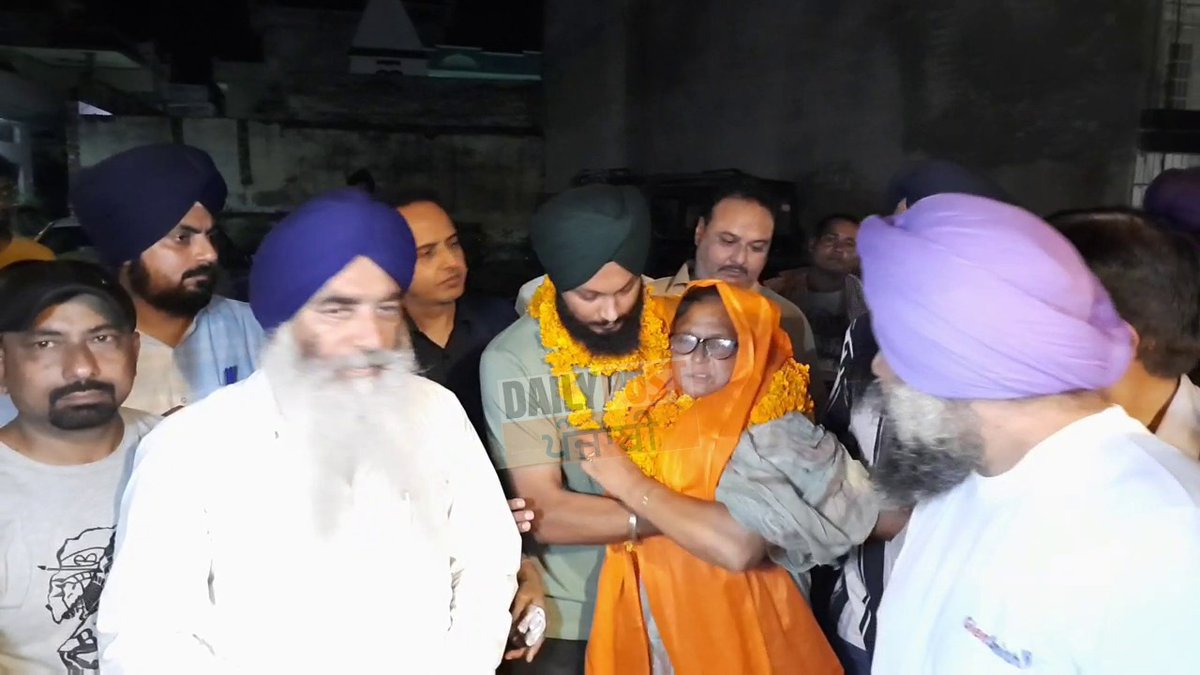dailypostpunjab's tweet photo. 35 ਸਾਲਾਂ ਦੇ ਵਿਛੋੜੇ ਮਗਰੋਂ ਮਾਂ ਨੂੰ ਆਪਣੇ ਘਰ ਲੈ ਕੇ ਪਹੁੰਚਿਆ ਪੁੱਤ, ਦੇਖੋ ਤਸਵੀਰਾਂ

#Punjab #Son #After #35Year #Brought #Mother #House #GalleryPics #Dailypostpunjabi #Dailypost https://t.co/A6iRooTvhs