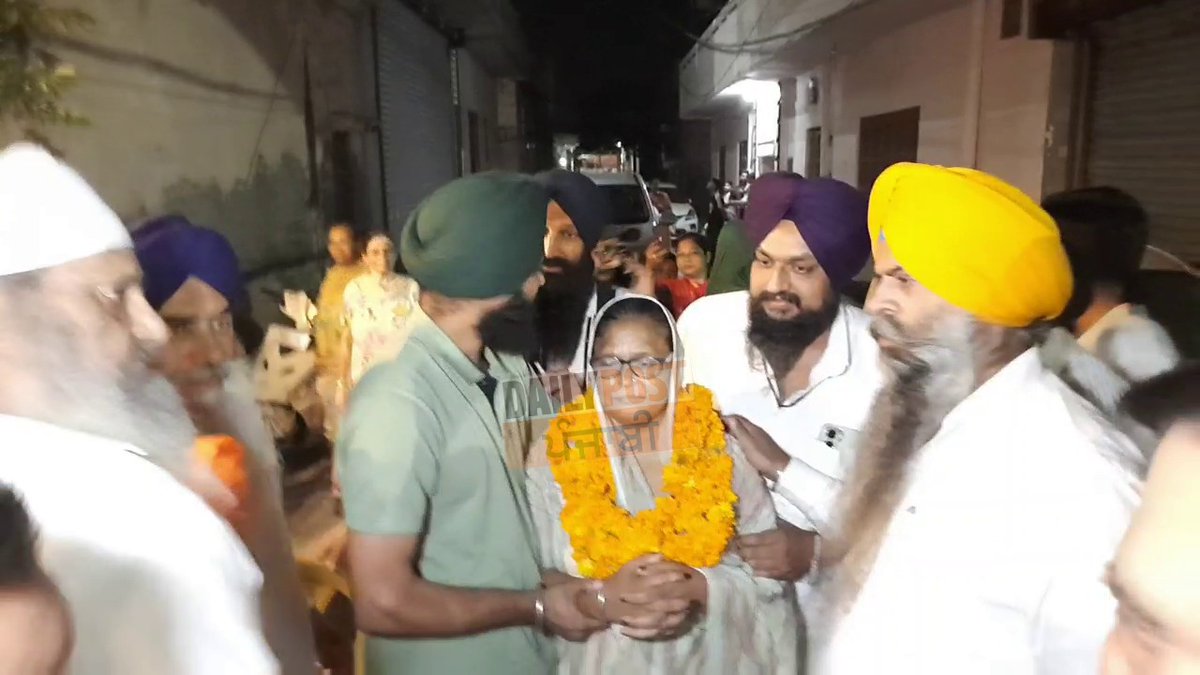 dailypostpunjab's tweet photo. 35 ਸਾਲਾਂ ਦੇ ਵਿਛੋੜੇ ਮਗਰੋਂ ਮਾਂ ਨੂੰ ਆਪਣੇ ਘਰ ਲੈ ਕੇ ਪਹੁੰਚਿਆ ਪੁੱਤ, ਦੇਖੋ ਤਸਵੀਰਾਂ

#Punjab #Son #After #35Year #Brought #Mother #House #GalleryPics #Dailypostpunjabi #Dailypost https://t.co/A6iRooTvhs