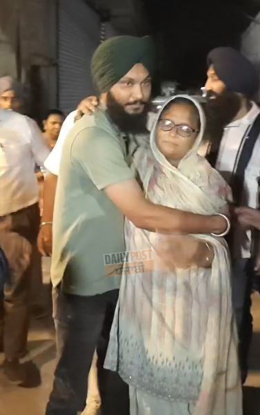dailypostpunjab's tweet photo. 35 ਸਾਲਾਂ ਦੇ ਵਿਛੋੜੇ ਮਗਰੋਂ ਮਾਂ ਨੂੰ ਆਪਣੇ ਘਰ ਲੈ ਕੇ ਪਹੁੰਚਿਆ ਪੁੱਤ, ਦੇਖੋ ਤਸਵੀਰਾਂ

#Punjab #Son #After #35Year #Brought #Mother #House #GalleryPics #Dailypostpunjabi #Dailypost https://t.co/A6iRooTvhs