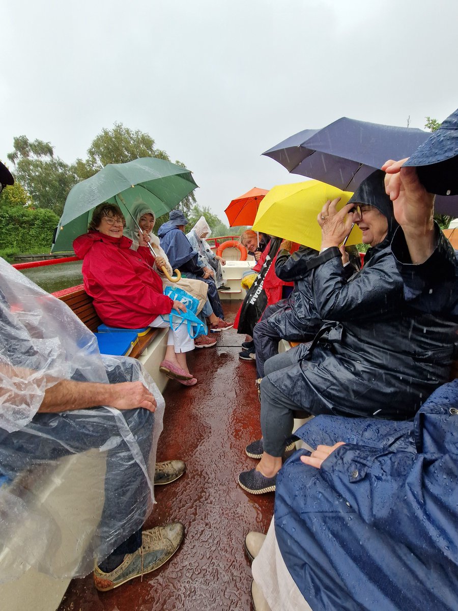 Tijdens de jaarlijkse vaartocht van #famdeVries ter gelegenheid van de verjaardag van #voorvader op 31 juli valt elk jaar wel een bui, waarvan acte. Maar #hetmagdepretnietdrukken #westeinderplassen #boatlife #aalsmeer #rondvaart #buitje