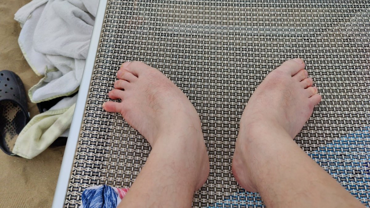 Dirk_van_Dam's tweet photo. Ook mijn ouders kregen een negatief toekomstbeeld. Maar ook zij keken verder dan de onmogelijkheden en zorgde ervoor dat mijn broertje en ik zelfstandig kunnen leven.
En @Yimmekke, jou handen, zo staan mijn voeten ook! Én ik waggel. Zijn we dan samen een zeehond? #Mayim https://t.co/Hirq7sl9rO