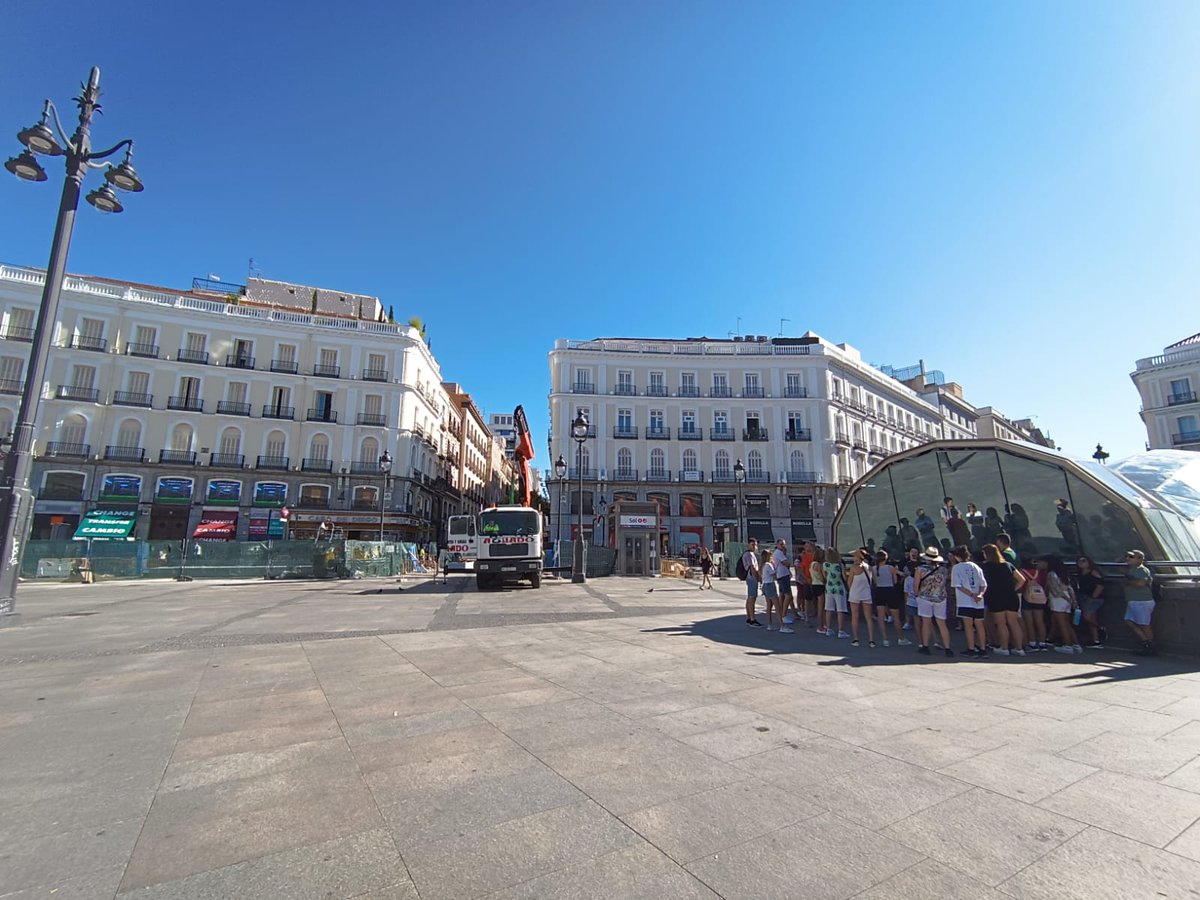 Solo son las 10.00 y la poca gente que atraviesa la nueva Puerta del Sol busca la sombra como los largartos. El Ayuntamiento de @madrid ha invertido casi 13 millones en hacer una plaza dura de granito en la que no hay árboles ni sombras, como si no existiera el cambio climático