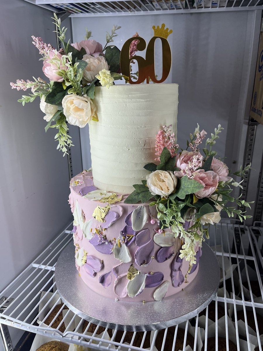BakedbyTiare's tweet photo. Birthday keke for a very special lady turning 60 years old last week. https://t.co/GUWr3Rc4iW