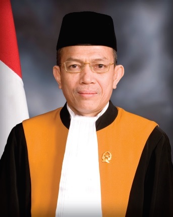 ainurohman's tweet photo. Babak Baru Tragedi Kanjuruhan 

Mahkamah Agung akan mulai mengadili 2 polisi yang divonis bebas hakim PN Surabaya dlm Tragedi Kanjuruhan. Yakni eks Kasat Samapta Polres Malang AKP Bambang Sidik Achmadi dan eks Kabag Ops Polres Malang Kompol Wahyu Setyo Pranoto.

Majelis hakim MA diketuai oleh Prof Surya Jaya. Banyak perkara kondang yg pernah diadili Prof Surya. Antara lain dia pernah menjatuhkan vonis mati kpd 4 penyelundup sabu seberat 1,6 ton dari Tiongkok pd 2019.

Prof Surya juga ngotot menghukum mati gembong narkoba Muhammad Adam. Tapi Prof Surya kalah suara dgn hakim agung lain. Jadi, hukuman mati Adam dianulir jd hanya 20 thn penjara.

Prof Surya juga pernah merampas aset hasil pencucian uang Benny Tjokrosaputro senilai Rp 13 triliun.

Semoga menjadi peradilan yg imparsial, independen, dan memberikan rasa keadilan kepada korban.