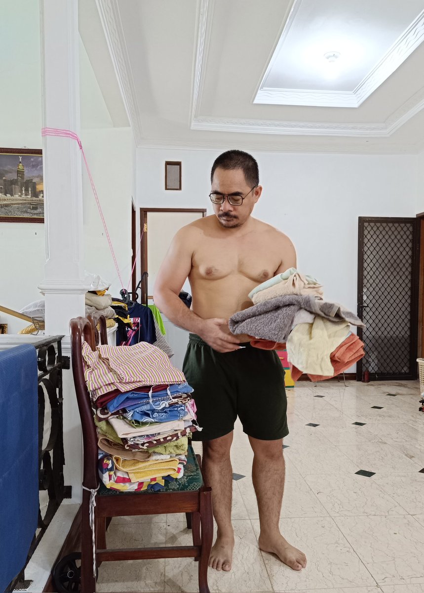 netipedia's tweet photo. Adik gw skizofrenia paranodnya lg parah. Merasa terancam,ngomong ngawur,delusi,agresif dll. 
Mau upload videonya betapa beratnya gw ngurus dia tapi takut dicap tukang drama. 
Jalan dulu abis ini jajan mie ayam https://t.co/7Lz8ro4kt7