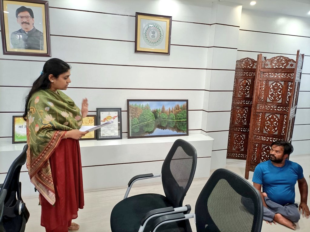 dckoderma's tweet photo. अपने कार्यालय प्रकोष्ठ में जनता दरबार का आयोजन कर जिले के दूर दराज से पहुंचे आमजनों से मिलकर उनकी समस्याओं से अवगत हुई एवं उक्त समस्याओं के त्वरित निष्पादन हेतु संबंधित विभागीय पदाधिकारी को आवेदन हस्तांतरित कर आवश्यक दिशा निर्देश दिया।

#जनता_दरबार  @JharkhandCMO @prdjharkhand https://t.co/p4gNYiHtT9
