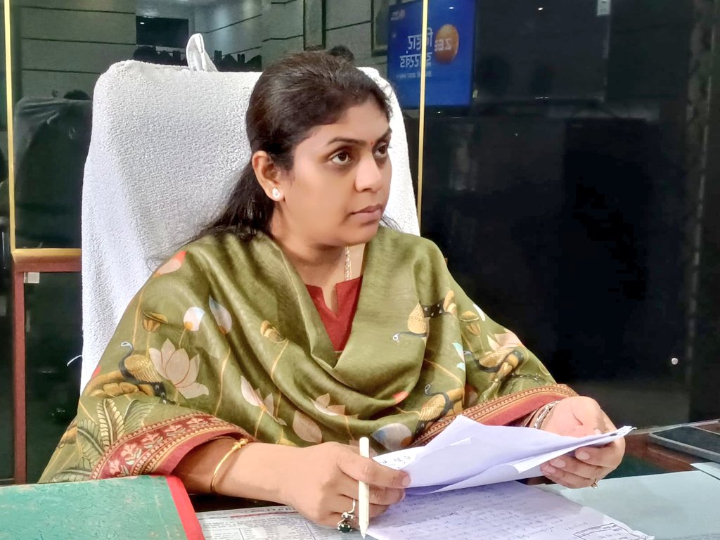dckoderma's tweet photo. अपने कार्यालय प्रकोष्ठ में जनता दरबार का आयोजन कर जिले के दूर दराज से पहुंचे आमजनों से मिलकर उनकी समस्याओं से अवगत हुई एवं उक्त समस्याओं के त्वरित निष्पादन हेतु संबंधित विभागीय पदाधिकारी को आवेदन हस्तांतरित कर आवश्यक दिशा निर्देश दिया।

#जनता_दरबार  @JharkhandCMO @prdjharkhand https://t.co/p4gNYiHtT9