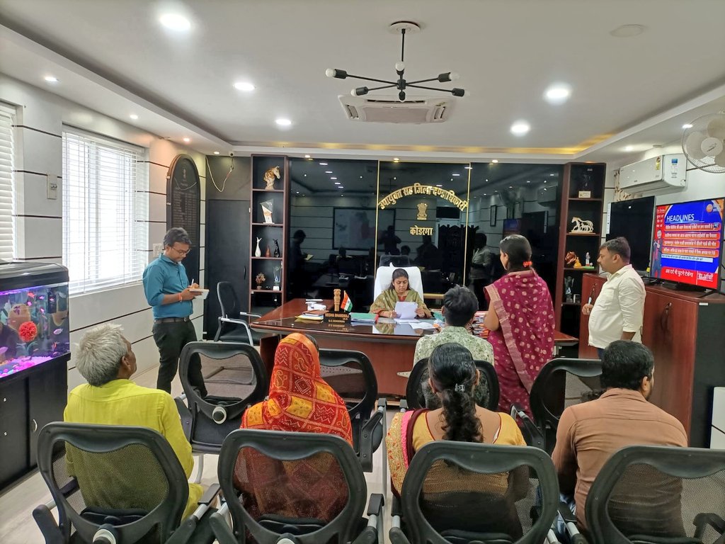 dckoderma's tweet photo. अपने कार्यालय प्रकोष्ठ में जनता दरबार का आयोजन कर जिले के दूर दराज से पहुंचे आमजनों से मिलकर उनकी समस्याओं से अवगत हुई एवं उक्त समस्याओं के त्वरित निष्पादन हेतु संबंधित विभागीय पदाधिकारी को आवेदन हस्तांतरित कर आवश्यक दिशा निर्देश दिया।

#जनता_दरबार  @JharkhandCMO @prdjharkhand https://t.co/p4gNYiHtT9