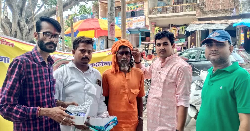 Gyanendram01's tweet photo. युवा विकास समिति द्वारा तामेश्वर मंदिर पर मंदिर के बाहर बैठने वाले निराश्रित लोगों को चश्मा व आई ड्रॉप का वितरण किया गया व आई फ्लू से बचने के उपाय बताइए ! @brajeshpathakup @dmfatehpur @DHSFATEHPURR @RakeshSachan_ @ChiefSecyUP https://t.co/dSwZlEqp8F