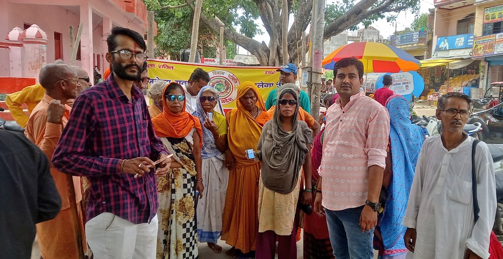 Gyanendram01's tweet photo. युवा विकास समिति द्वारा तामेश्वर मंदिर पर मंदिर के बाहर बैठने वाले निराश्रित लोगों को चश्मा व आई ड्रॉप का वितरण किया गया व आई फ्लू से बचने के उपाय बताइए ! @brajeshpathakup @dmfatehpur @DHSFATEHPURR @RakeshSachan_ @ChiefSecyUP https://t.co/dSwZlEqp8F