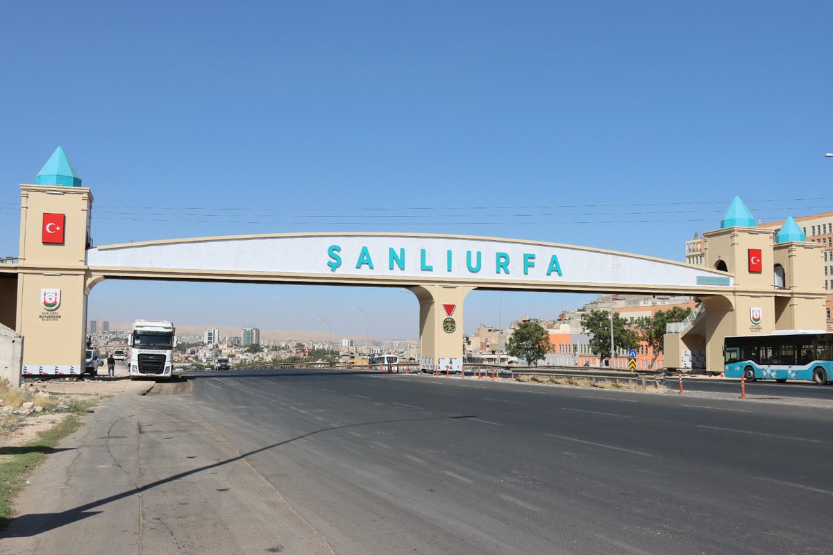 Bu şehre sözümüz var!

Azim, süreklilik ve gayretle çalışıyoruz. Yeşili çok seviyor, tarihle iç içe ferah ortamlar oluşturuyoruz. Bir yandan da şehrin modern yüzünü planlıyoruz.

📍Gaziantep Girişi - Buhara Mahallesi Üstgeçiti