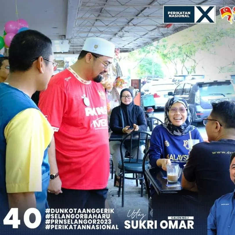 Nomy69's tweet photo. Beramah mesra dengan pelanggan Restoran Soto,seksyen 8.

Sebagaimana yang dijadualkan untuk ke Seksyen 8 pada pagi ini, saya sempat beramah mesra dan memperkenalkan diri sebagai calon Perikatan Nasional.

Sambutan amat baik daripada pelanggan-pelanggan. https://t.co/jEivS2OAq7
