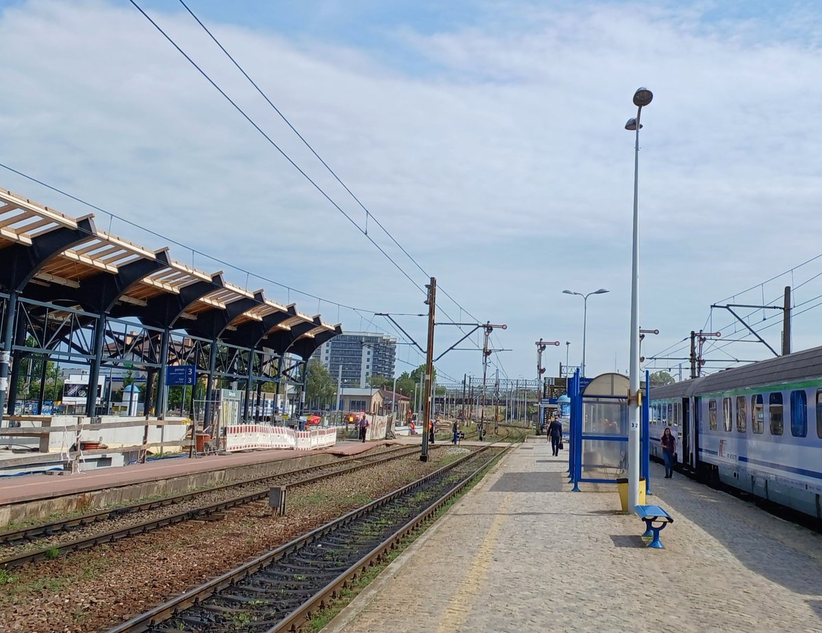 determinedAF's tweet image. Neue Bahnsteigdächer &amp;amp; alte Formsignale in Białystok (🇵🇱) auf dem Weg nach Kaunas (🇱🇹) mit dem IC 144 Hańcza 🚂