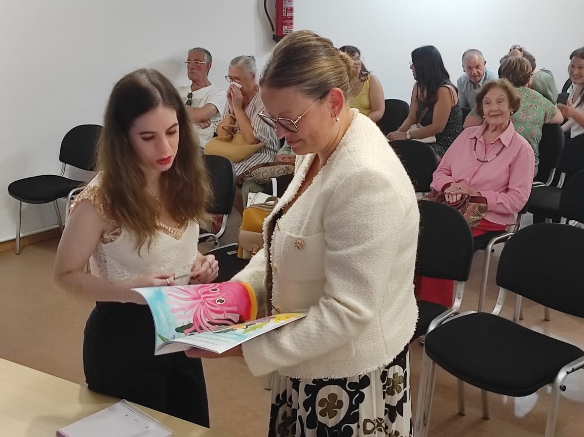 Alba Santiago presentou onte na biblioteca o seu libro infantil "El hogar de Enma" nun fermoso acto no que estivo acompañada por música en directo.

O conto estará moi pronto dispoñible tanto na Biblioteca central do Alto coma na Axencia de lectura municipal da Gándara.