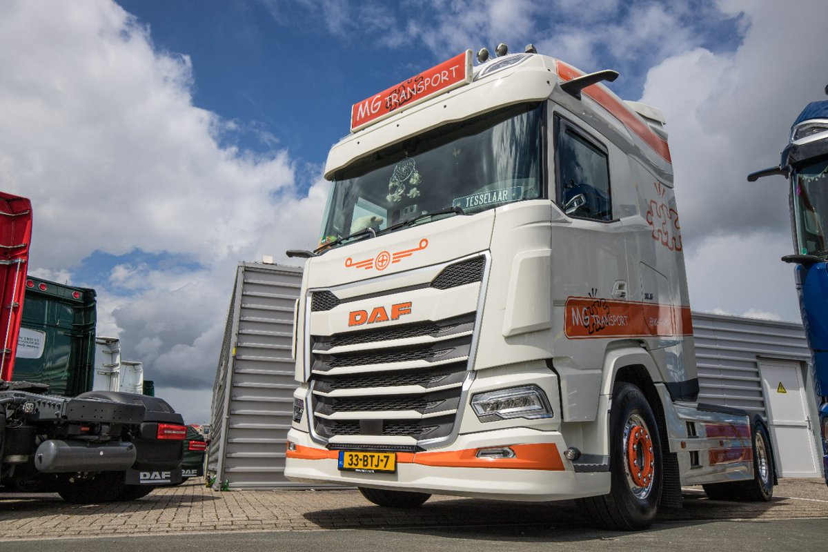 Truckland's tweet photo. [2] Truckland klanten in DAF NL showstraat op het #TruckstarFestival

🚛 DAF XG 480 FT.
MG Transport @mg_transport

#DAFfan #DikkeDAF #MGTransport https://t.co/7v5AWRLIyN