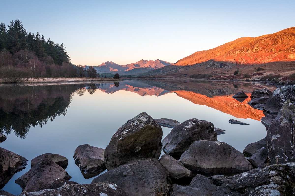 Experience the beauty of Llynnau Mymbyr! This stunning lake in Snowdonia is a serene oasis. Plan your escape to Conwy County today and discover paradise. #LlynnauMymbyr #Snowdonia #Nature #Conwy #ExploreConwy #BetwsyCoed #CapelCurig #Travel #Wales #Cymru
