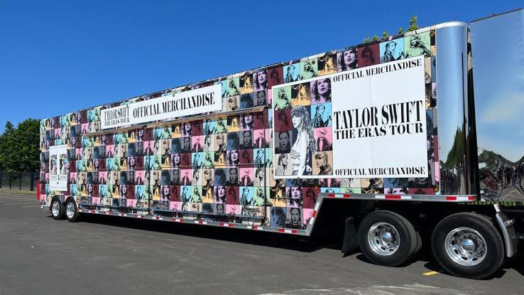 ‼️ | @TaylorSwift13 gives $5 Million bonuses to ‘Eras Tour’ 50 Truckers!

— “She gifted each trucker working her tour $100,000”