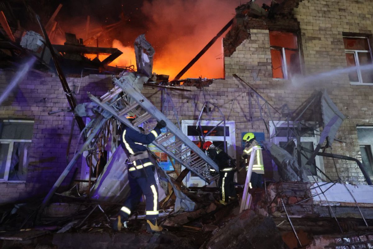 kardinal691's tweet photo. At night, the occupiers attacked #Kharkiv with attack #UAVs from the #Belgorod region.
One drone hit a three-story building of an educational institution in the #Saltiv district. Three more flights were recorded on the territory of the sports complex. https://t.co/zbKOghbtxI