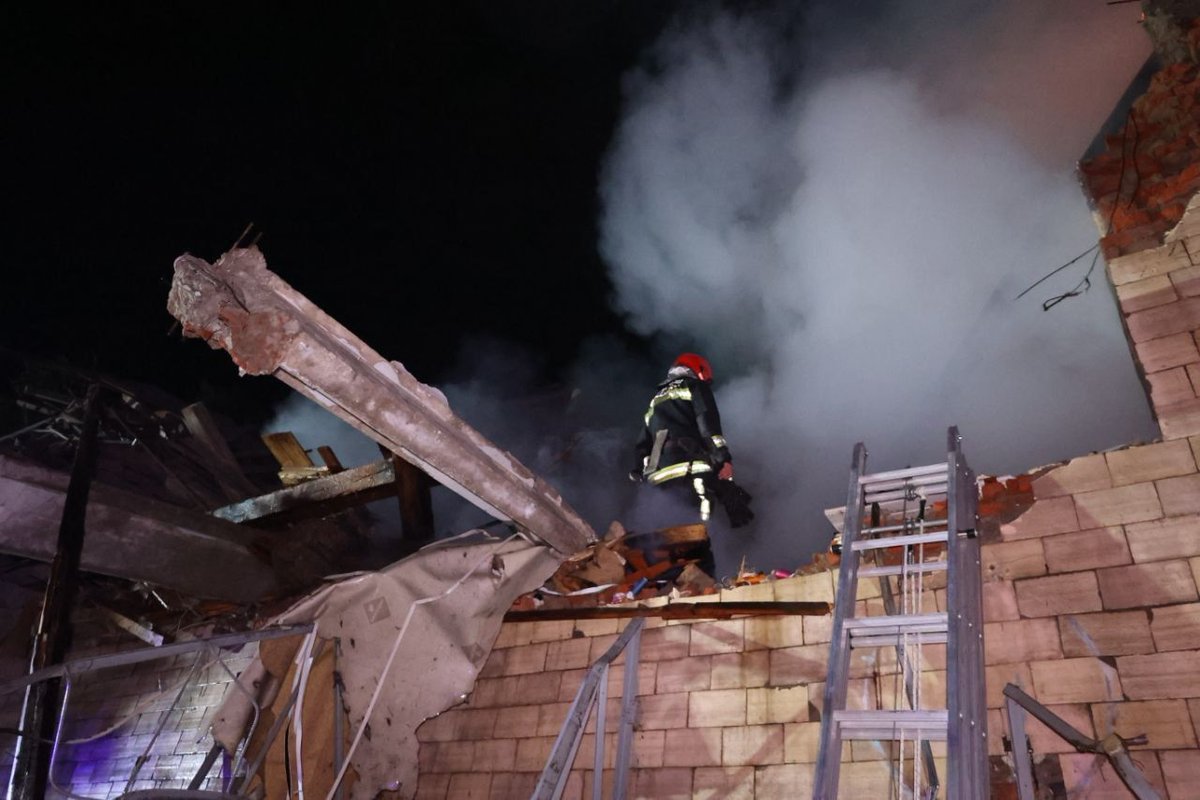 kardinal691's tweet photo. At night, the occupiers attacked #Kharkiv with attack #UAVs from the #Belgorod region.
One drone hit a three-story building of an educational institution in the #Saltiv district. Three more flights were recorded on the territory of the sports complex. https://t.co/zbKOghbtxI