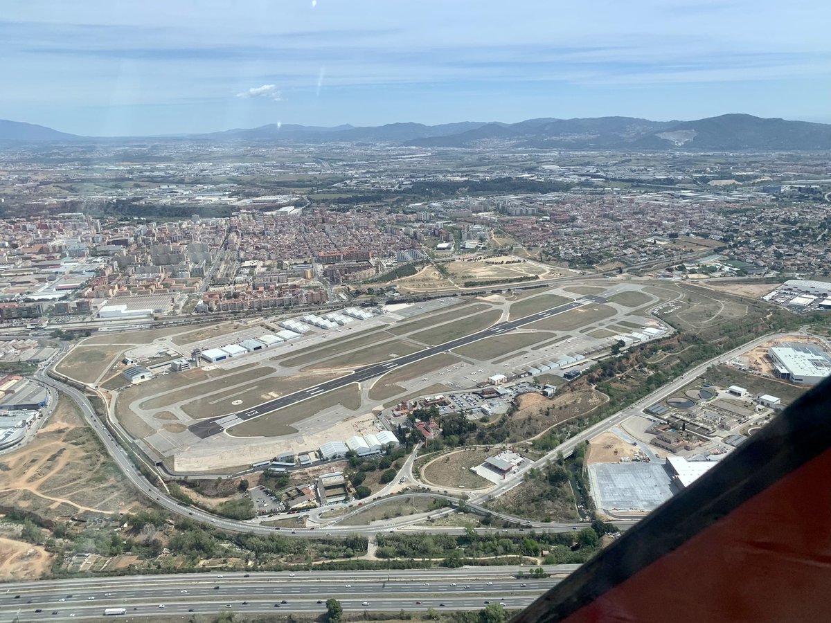 🎂 Avui estem d'aniversari! Tal dia com avui de fa 89 anys, l'1 d'agost de 1934, s'inaugurava l'Aeroport de Sabadell.

🎂 ¡Hoy estamos de aniversario! Tal día como hoy de hace 89 años, el 1 de agosto de 1934, se inauguraba el Aeropuerto de #Sabadell.