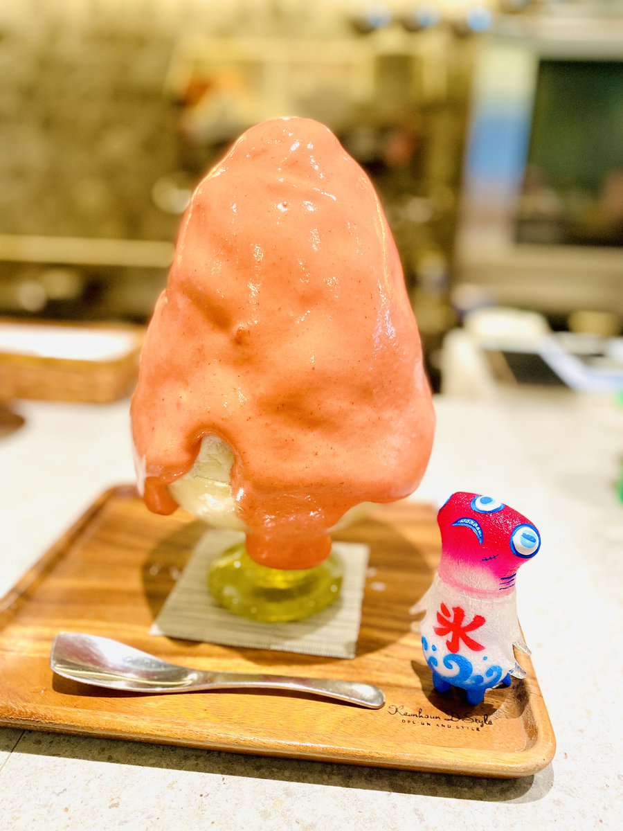 seriss_kimn's tweet photo. ずっと行きたかったお店のかき氷食べてきたー！
ふわっふわでまるで魔法みたいなかき氷だった……🤤

#えびねこ屋
#三眼ザメ https://t.co/1TQhnebra1