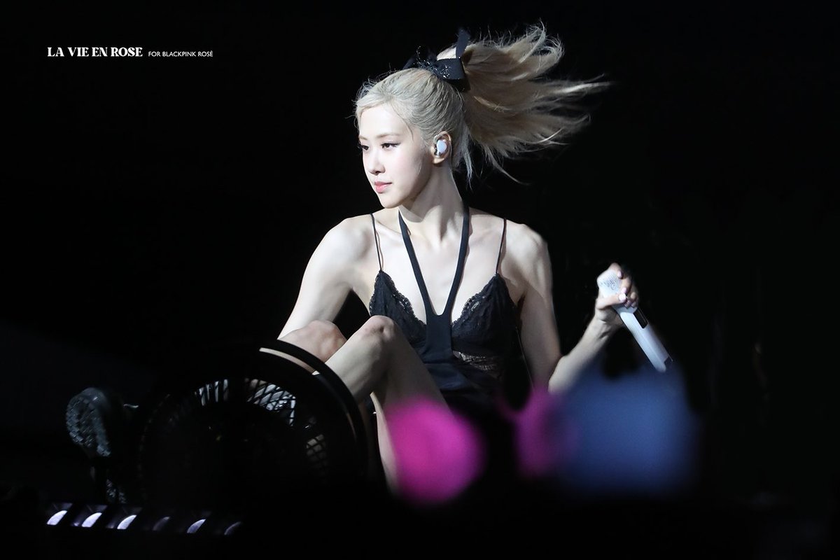 lavieenrose_dot's tweet photo. 230730 Bornpink in Hanoi Day2🇻🇳

넘 예뻐🥹💖
#블랙핑크   #로제 #ロゼ #BLACKPINK   #ROSÉ @BLACKPINK https://t.co/R8aoN3pjQ8