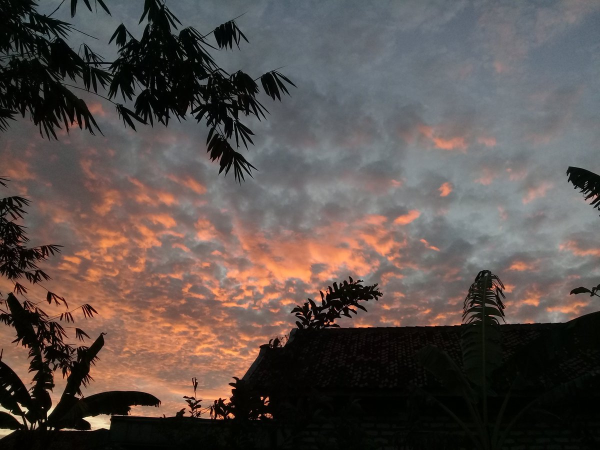 hoxshind's tweet photo. @convomf Langit sore, no filter ✨️

📸 Samsung J2prime https://t.co/G8zuAwngR8