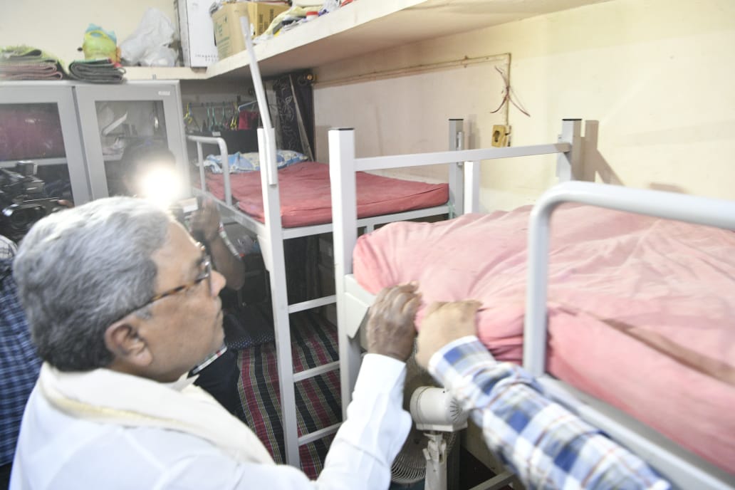 CMofKarnataka's tweet photo. ಮುಖ್ಯಮಂತ್ರಿ @siddaramaiah ಅವರು ಇಂದು ಉಡುಪಿ ಜಿಲ್ಲೆಗೆ ಭೇಟಿ ನೀಡಿದ ಸಂದರ್ಭದಲ್ಲಿ ನಗರದ ಬನ್ನಂಜೆಯಲ್ಲಿರುವ ದೇವರಾಜ ಅರಸು ಹಿಂದುಳಿದ ವರ್ಗಗಳ ಬಾಲಕಿಯರ ಹಾಸ್ಟೆಲ್‌ ಗೆ ತೆರಳಿ ವಿದ್ಯಾರ್ಥಿಗಳು ಹಾಗೂ ಸಿಬ್ಬಂದಿಗಳ ಜೊತೆ ಮಾತುಕತೆ ನಡೆಸಿ, ಊಟ, ವಸತಿ ಸೇರಿದಂತೆ ಇನ್ನಿತರೆ ಮೂಲಭೂತ ಸೌಕರ್ಯಗಳನ್ನು ಪರಿಶೀಲಿಸಿದರು. https://t.co/3c7yqxjrfA