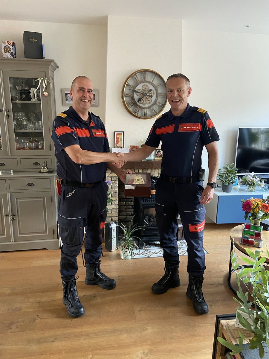 35 jr. Brandweerdienst en dan staat om 7:30u de Directeur Brandweerzorg op de stoep. 35 jr. veel hoogte maar ook diepte punten en zwarte bladzijden. Trots op wat ik mocht bereiken. Als LTS’er binnen gekomen en opgeklommen naar Teamleider, lid van het LGO brandweerzorg en OvD.