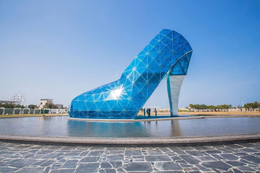 architectoapp's tweet photo. Discover #Taiwan's Chiayi High-Heel Wedding Church, an architectural marvel shaped like a high heel. Created with 320 blue-tinted glass panes, it’s a symbol of love and popular for weddings. 

Unveil more with our app! https://t.co/ZvFTHgcb1q

#Architecture #ModernArt https://t.co/ealbKwS7za
