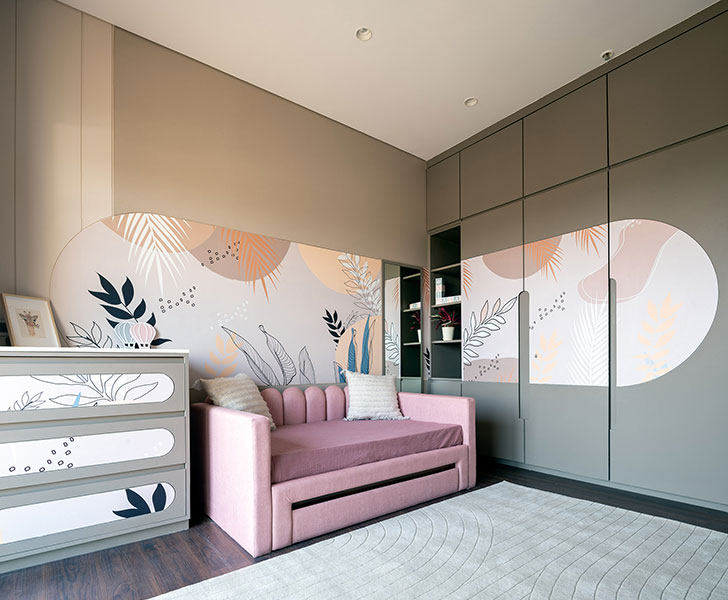 IndiaArtnDesign's tweet photo. A melange of earthy hues, jewel-toned and gold accents, polished marble and dark wooden elements, this home by #AlkoveDesign employs a diverse range of materials without ever feeling cluttered. https://t.co/VSvQQIQQx0 https://t.co/BV6gSDBiWn