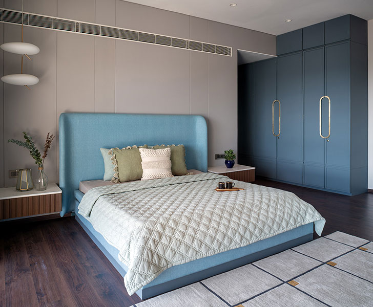 IndiaArtnDesign's tweet photo. A melange of earthy hues, jewel-toned and gold accents, polished marble and dark wooden elements, this home by #AlkoveDesign employs a diverse range of materials without ever feeling cluttered. https://t.co/VSvQQIQQx0 https://t.co/BV6gSDBiWn