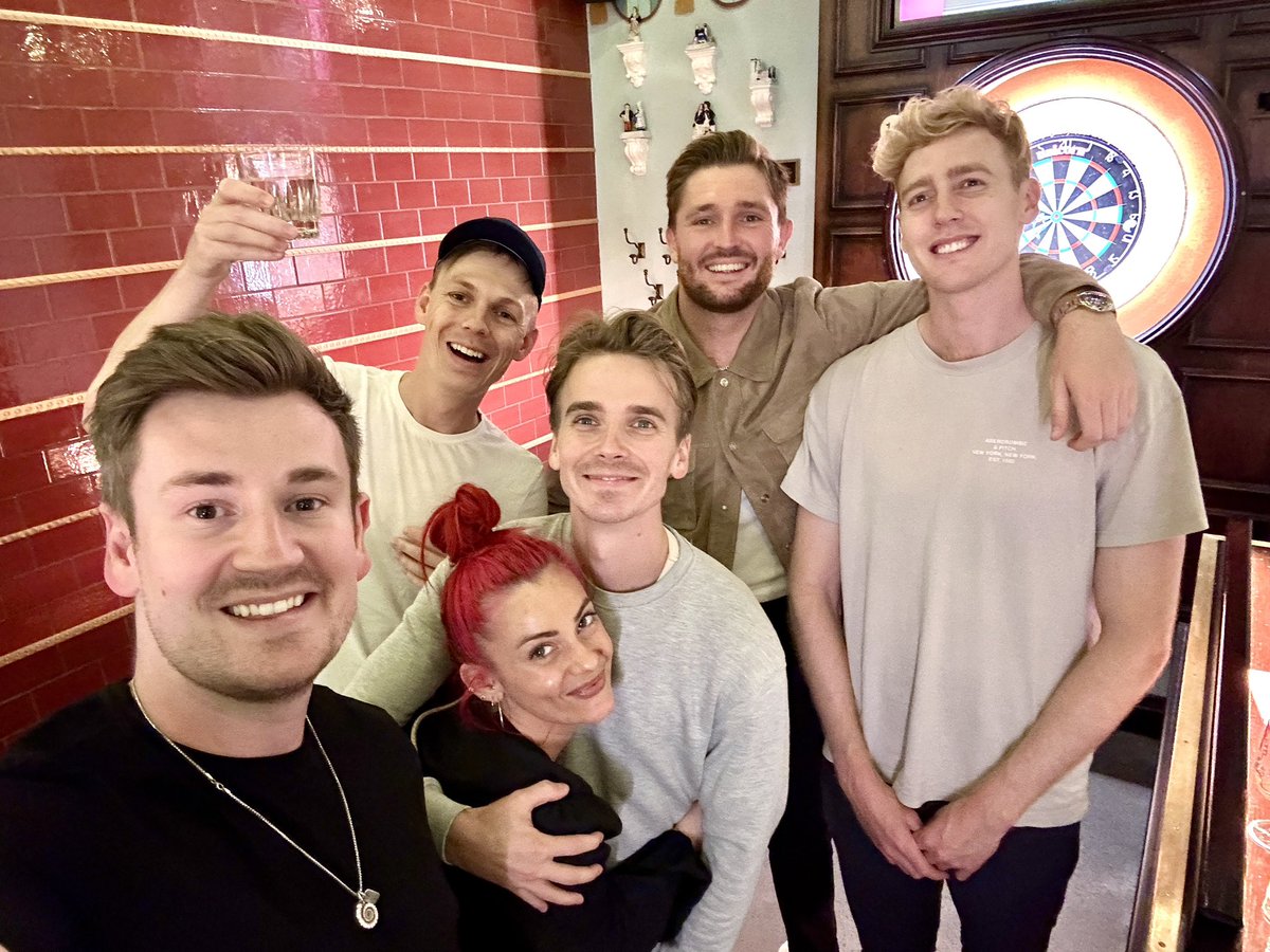 OliWhiteTV's tweet photo. Reunited with the group 🙌🏻🔥 https://t.co/SIZmrJkUX2