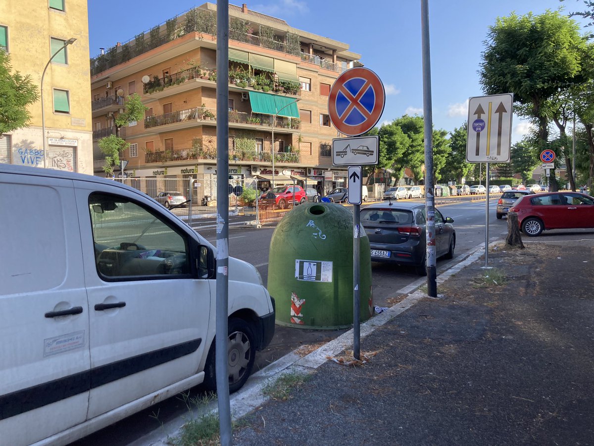 cappa57's tweet photo. @Roma scova l’intruso…🤔
Sarà la campana in divieto di sosta, oppure il cartello di divieto di sosta che non considera la campana?! 🤨 In ogni caso la mano dx non sa cosa fa la sx 🫣 https://t.co/CtG4qB3lXZ