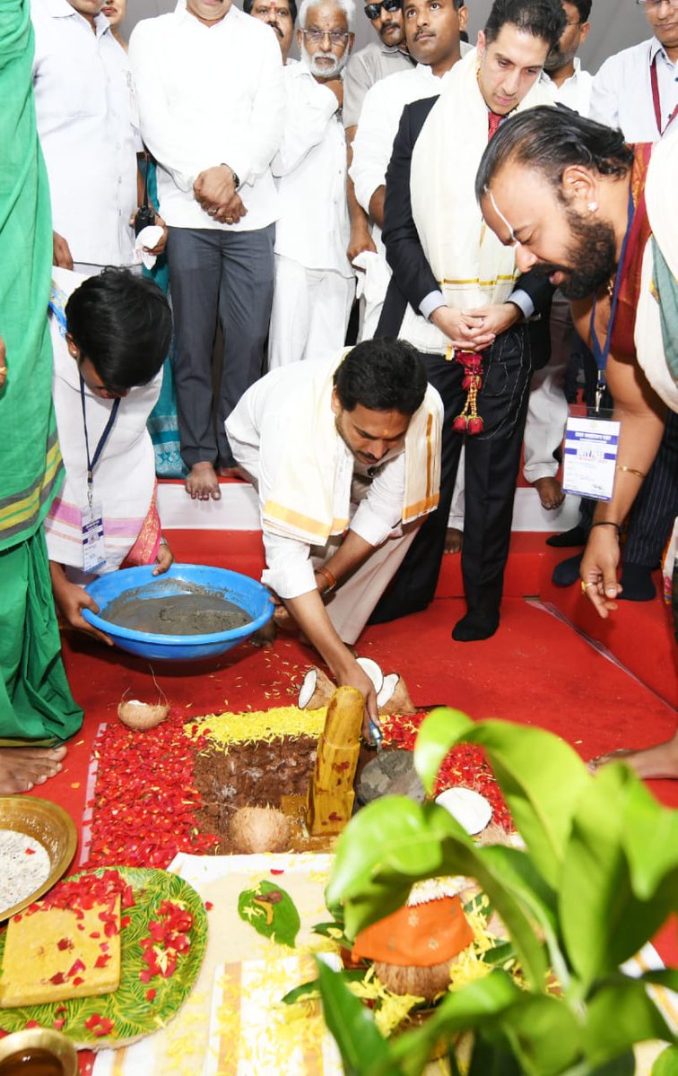 AndhraPradeshCM's tweet photo. విశాఖ‌పట్నం కైలాసపురంలో ఇనార్బిట్‌ మాల్‌ నిర్మాణానికి శంకుస్థాపన చేసిన సీఎం శ్రీ వైయస్‌ జగన్‌  
#InorbitMall
#InvestInAP https://t.co/SLojTodeAm