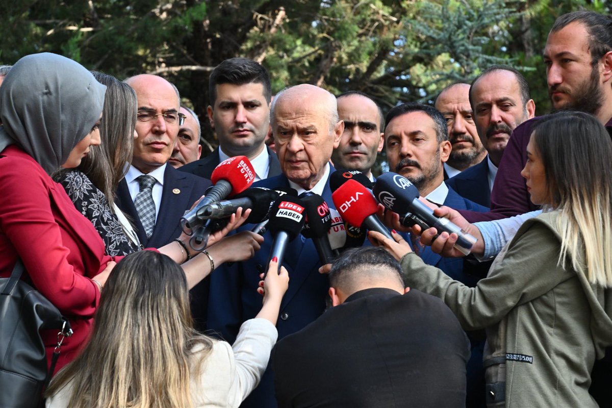 HDP’li bölücüler ne yapıyorsa aynısına CHP’li milletvekilleri de kalkışmıştır.

Türk vatanında, Türk askerine düşmanca mukabele etmenin cezasız ve karşılıksız bırakılmaması, bu milletvekili müsveddesinin dokunulmazlığının kaldırılarak yargılanmasının önünün açılması demokrasi ve