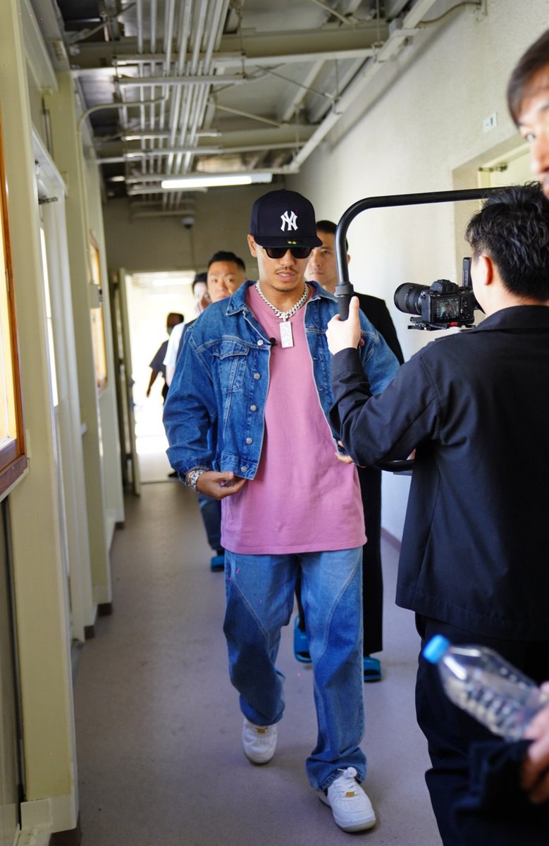 BagarchOfficial's tweet photo. AK-69着用アイテム :

TOPS : ROSE ICON-TS 【SMOKY PINK】
着用サイズ : XLサイズ

PANTS : SWITCHING WIDE DENIM PANTS 【INDIGO】
着用サイズ : Lサイズ

https://t.co/JmVCBt93q1

#bagarch #bghb #ak69 #roseiconts #switchingdenimpants #23ss https://t.co/A3hNvAeINm