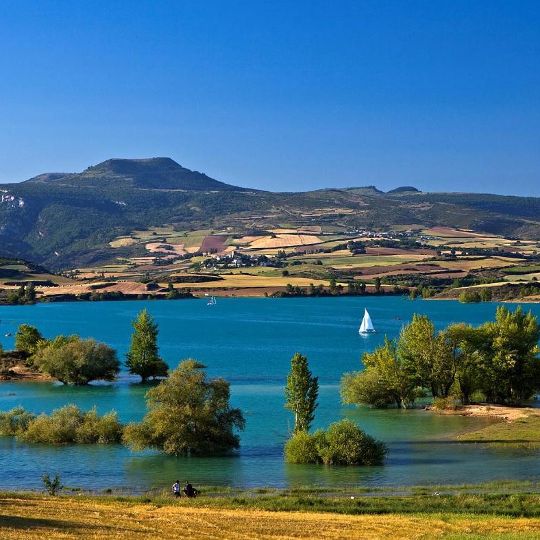 VisitNavarra's tweet photo. Disfruta en el Embalse de Alloz de uno de los deportes más relajantes: ¡el yoga! 🧘 

Un deporte que te gusta, con el que relajarte y en un entorno privilegiado que te enamorará por completo 🤩

https://t.co/xxJkjwuGsx

#TurismoNavarra #Yoga #EmbalseDeAlloz https://t.co/qnkWRbeVxD