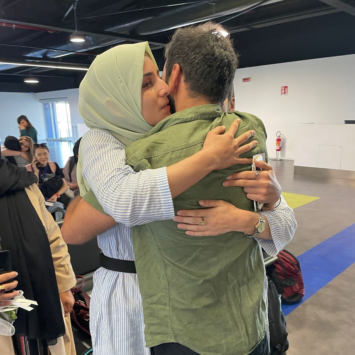 ✈ #1agosto, arrivato a Fiumicino gruppo di 22 profughi #afgani, grazie a #corridoiumanitari realizzati da Caritas Italiana per <a href="/UCSCEI/">@CEI</a>. Don Pagniello (Direttore): "Segno di accoglienza, protezione e integrazione per rifugiati e persone vulnerabili".
👉 bit.ly/3KmpZim