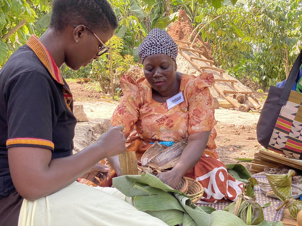 Dear future husband @EwaffeVillage taught me how to make luwombo , I promise to always steam your matooke properly , kneel while serving u, fresh Kinyeebwa by me , and make sure I don’t eat nor sleep before u return 🙄🙄🙄 #ExploreBuganda