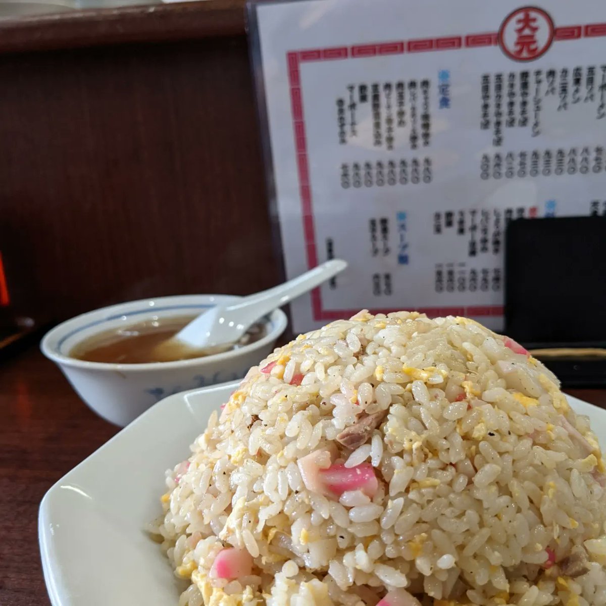 secondxhouse's tweet photo. 【オススメ店】
今日は雑色にある町中華『大元』さんに行ってきました🍜ここのチャーハンは食べた事がない人が食べても『懐かしいｯｯ！』と思う味✨スープに少しひたして食べるのが最高です！めちゃくちゃ美味しいので是非ぃ〜🙌
#下丸子
#武蔵新田
#床屋
#美容院
#プライベートサロン
#町中華 https://t.co/73hoaEfHw6