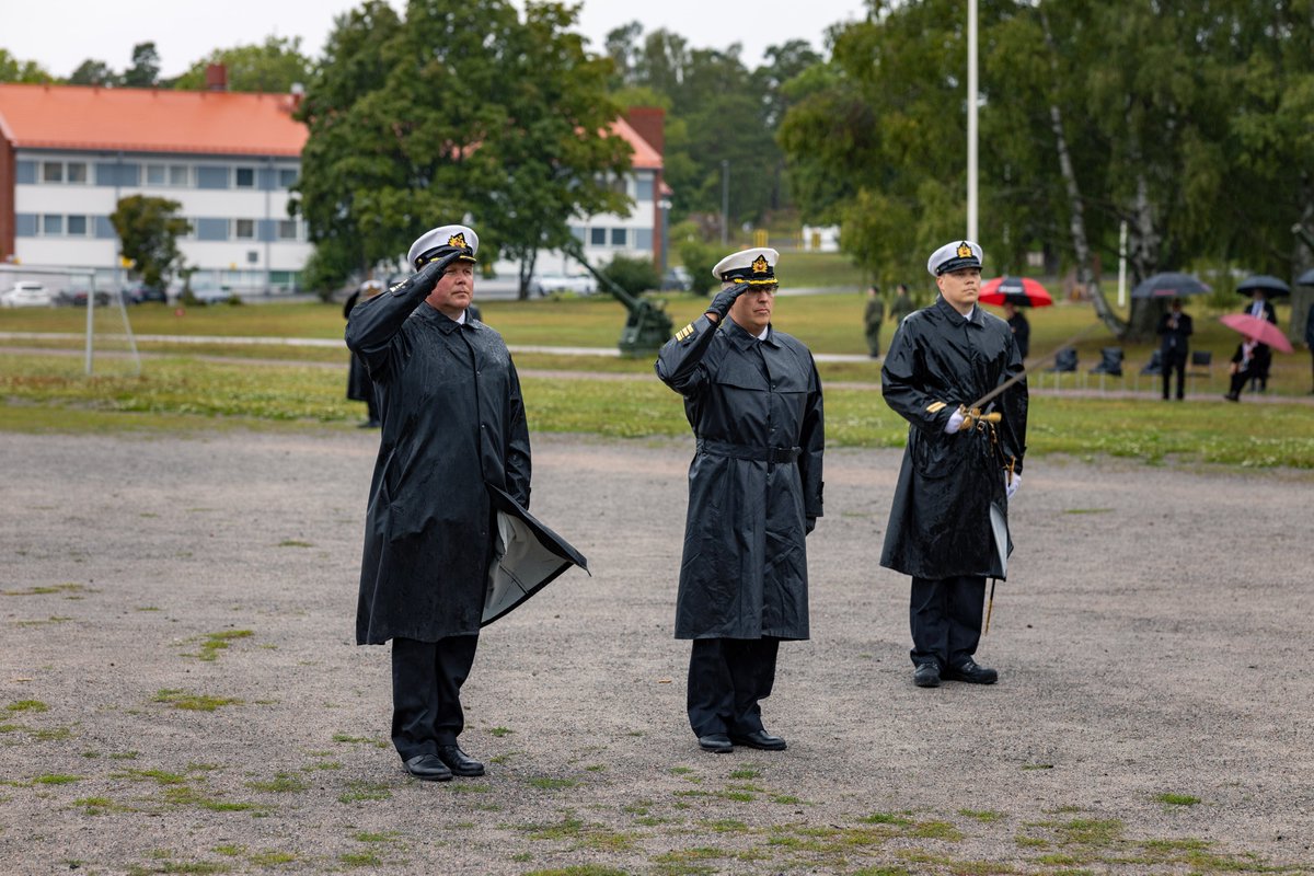 #Rannikkoprikaati'ssa järjestettiin tänään Suomenlinnan rannikkorykmentin komentajan vaihtotilaisuus, jossa komentaja Ville Vänskä luovutti tehtävänsä komentaja Klaus Fromholzille. Onnea ja menestystä molemmille uusiin tehtäviin!
#merivoimat #upinniemi #MERIV #RPR #SLRR
