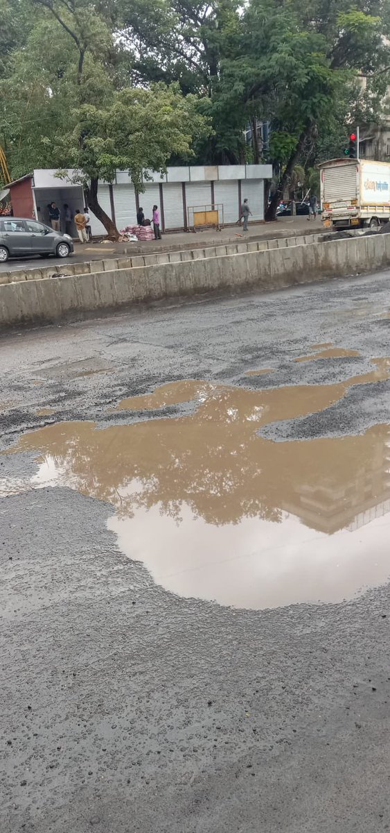 anchalk's tweet photo. @mybmc @rahulnarwekar this is the road outside President hotel at Cuffe Parade,Mumbai.Each day it seems to be getting worse.Sincerely hope you can give this attention and fix it. #mybmc #potholes #cuffeparade @AnupamMittal https://t.co/e0EV8EvpWa