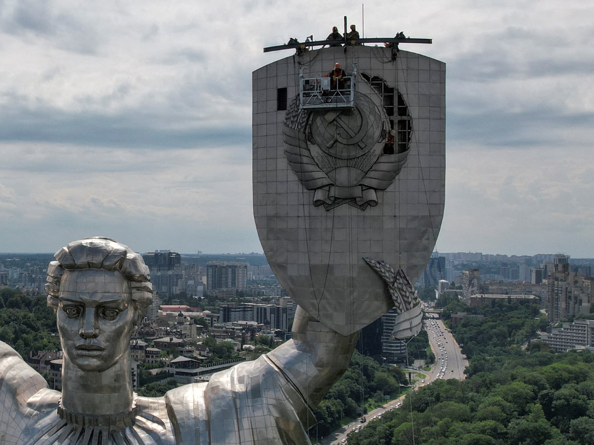 Insomnies_ECD's tweet photo. Our partner artist Pavlo Velychko @kosmotesto imagined it in 2022, #Kyiv did it. The Motherland statute shield changes its emblem for the Ukrainian trident. 
#UkraineRussiaWar 
#Motherland 
#Ukraine️ https://t.co/kqLqMjlEg0